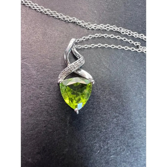 Trilliant cut peridot and sterling silver pendant and 18 inch chain - Picture 1 of 9